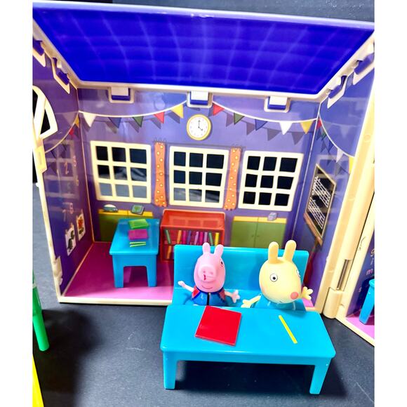 Peppa Pig's Deluxe School House Playset Peppa & 4 friends desks slide bicycle - Picture 4 of 7